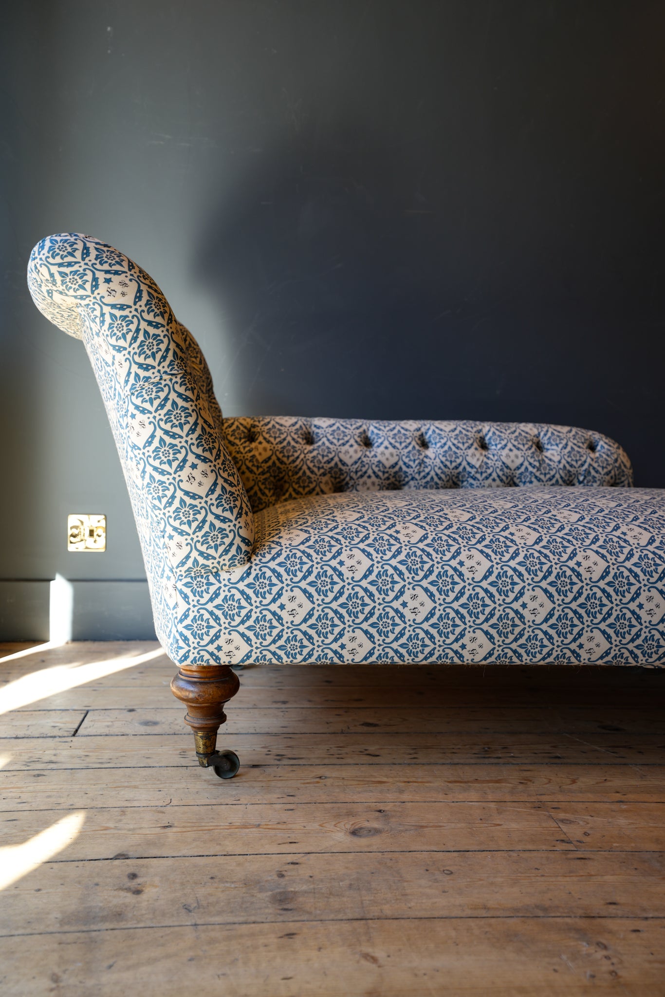 Howard & Sons Chaise Longue.