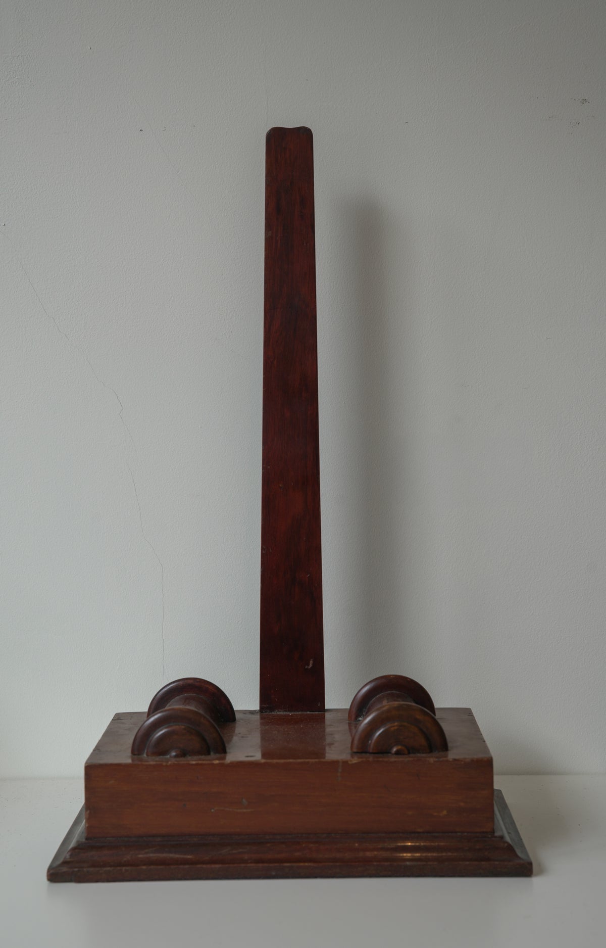 Fine George IV Mahogany Weighted Salver & Plate Display Stand, c. 1825 (In the Manner of Gillows).