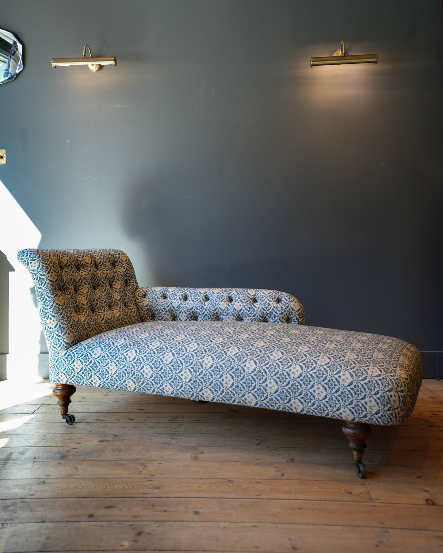 Howard & Sons Chaise Longue.