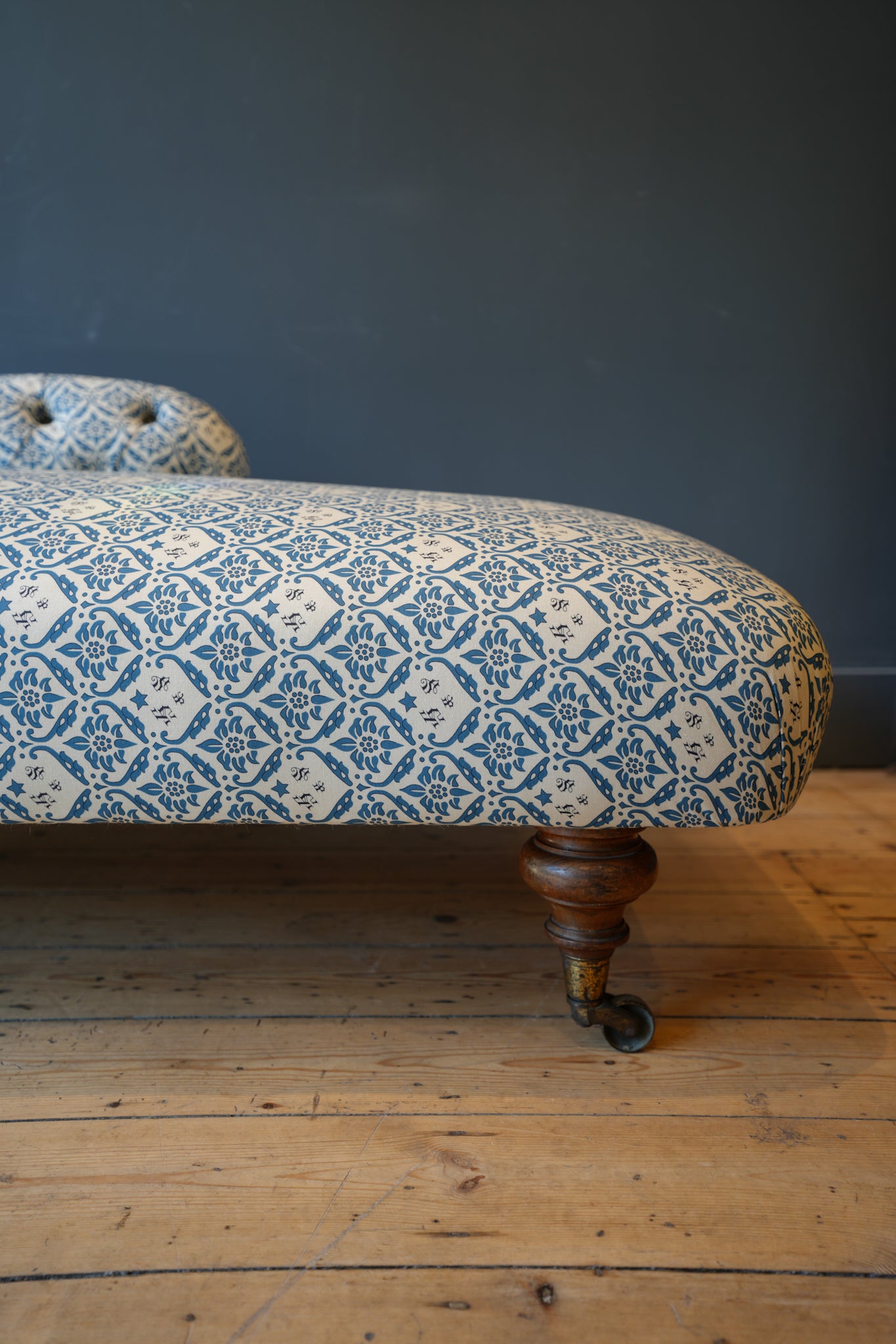 Howard & Sons Chaise Longue.