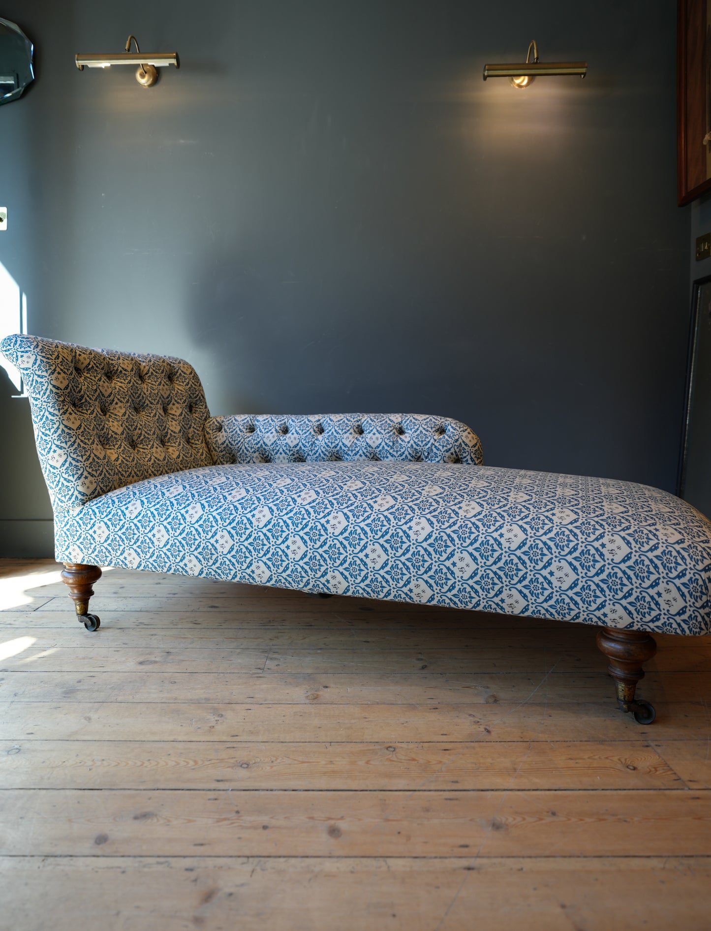 Howard & Sons Chaise Longue.