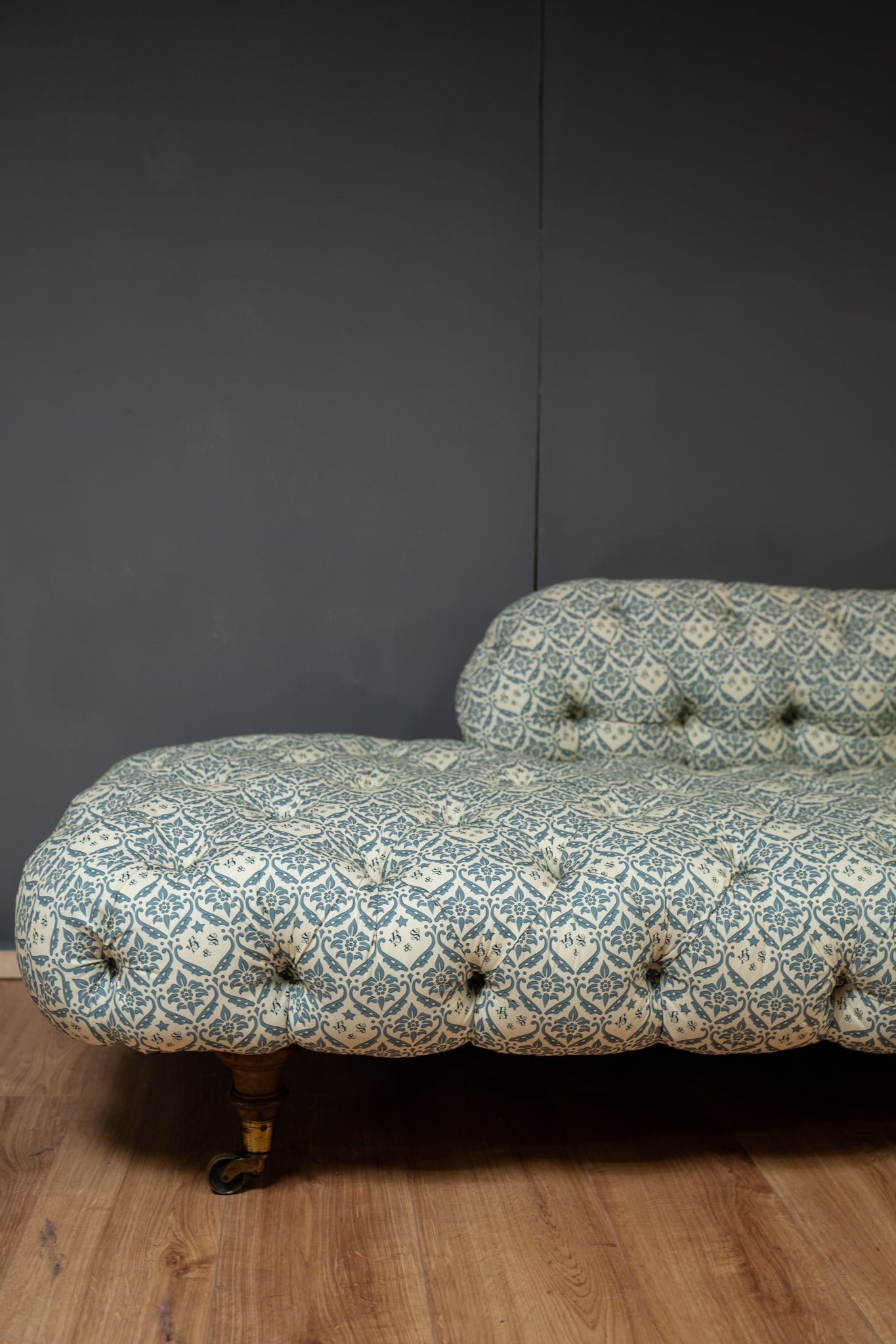 Howard & Sons Chaise Longue