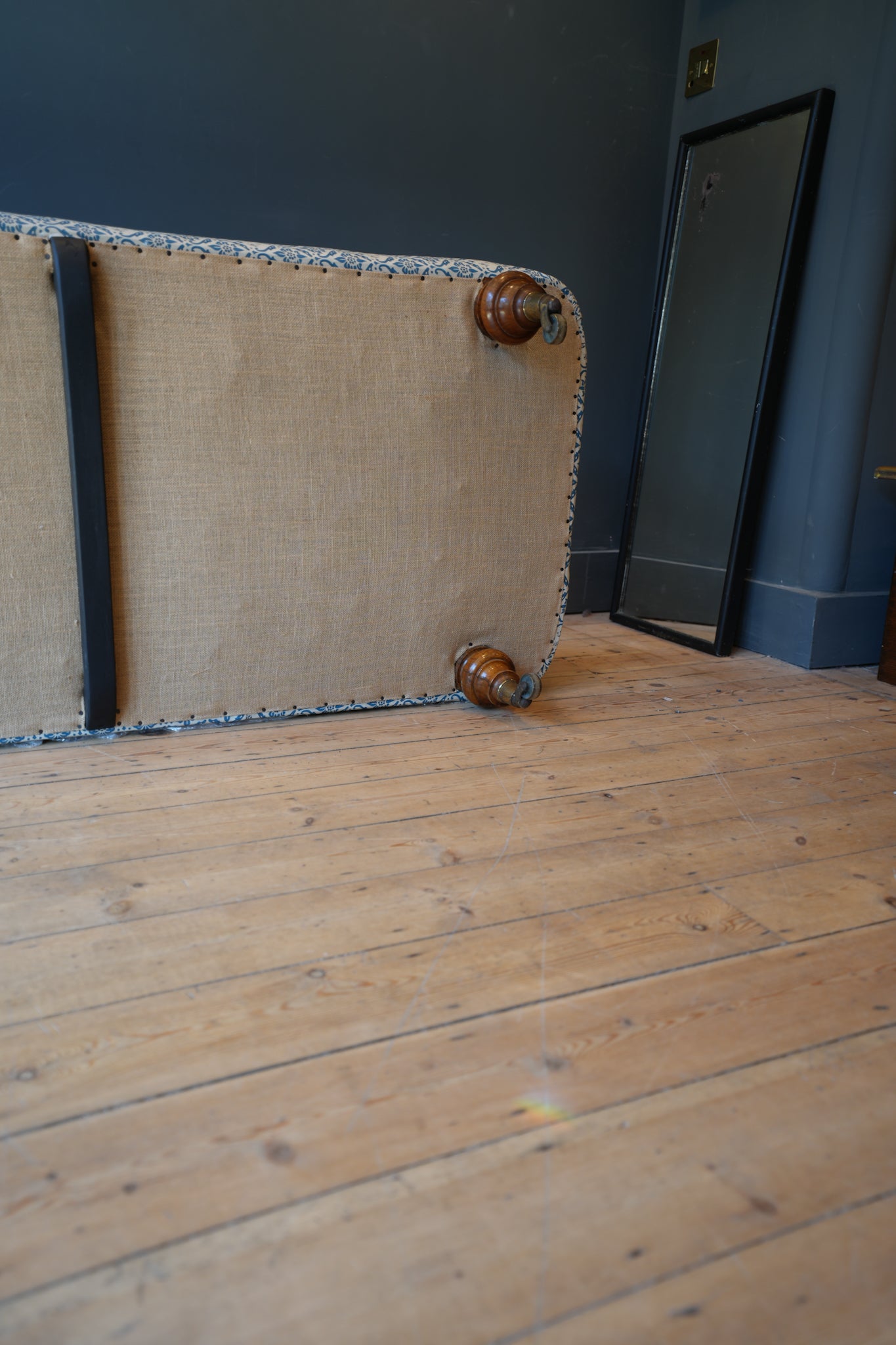 Howard & Sons Chaise Longue.