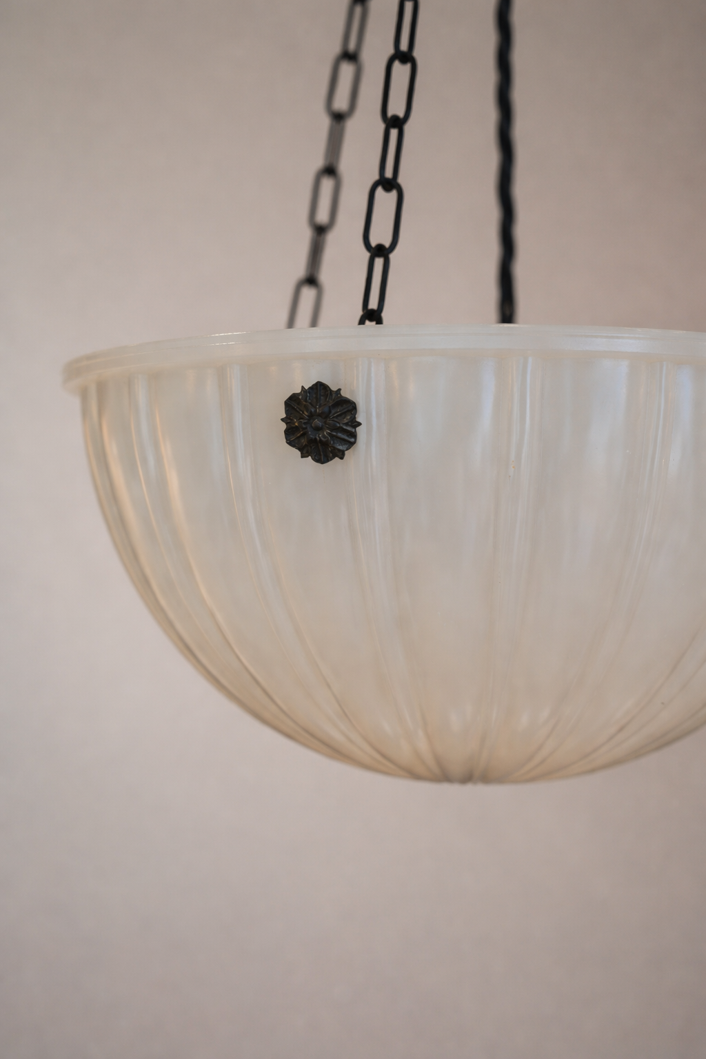Fluted Moonstone plafonnier.