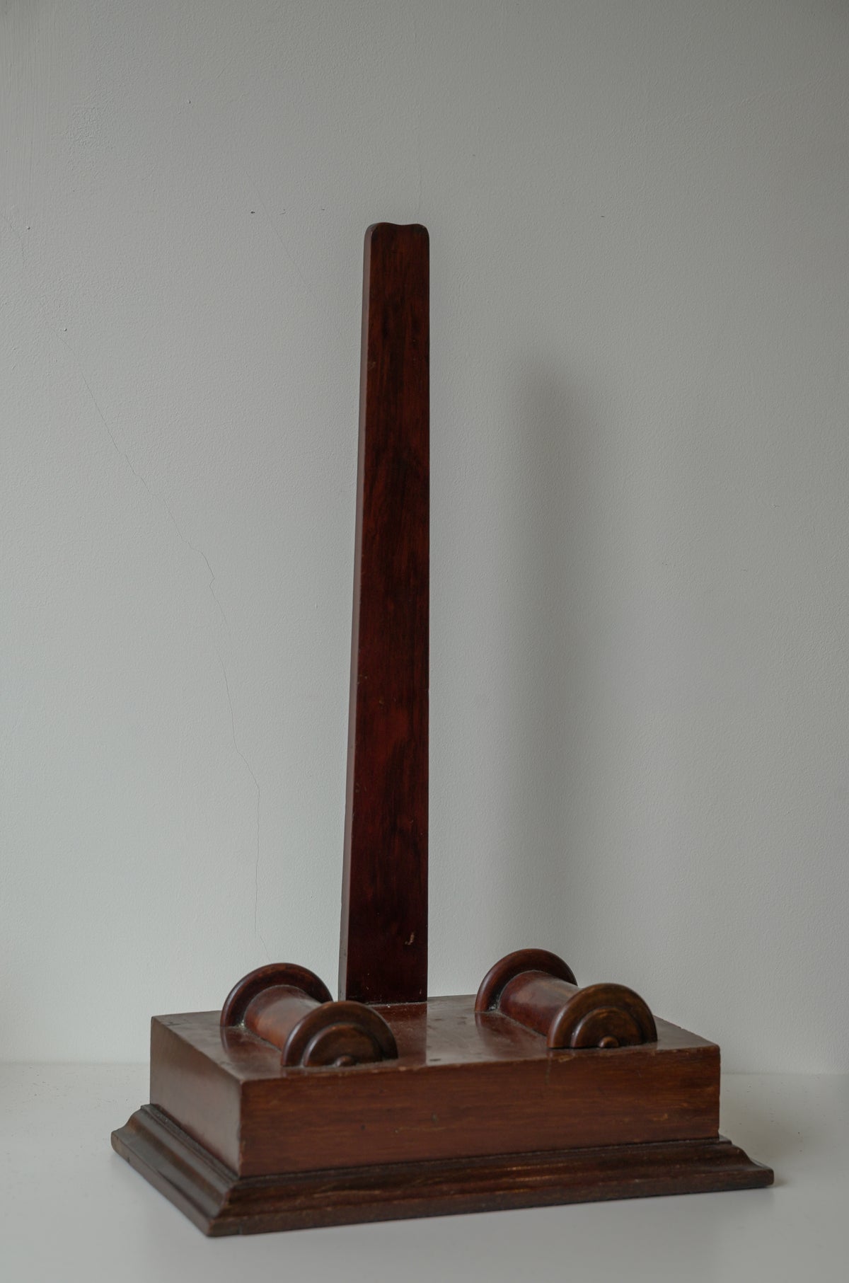 Fine George IV Mahogany Weighted Salver & Plate Display Stand, c. 1825 (In the Manner of Gillows).