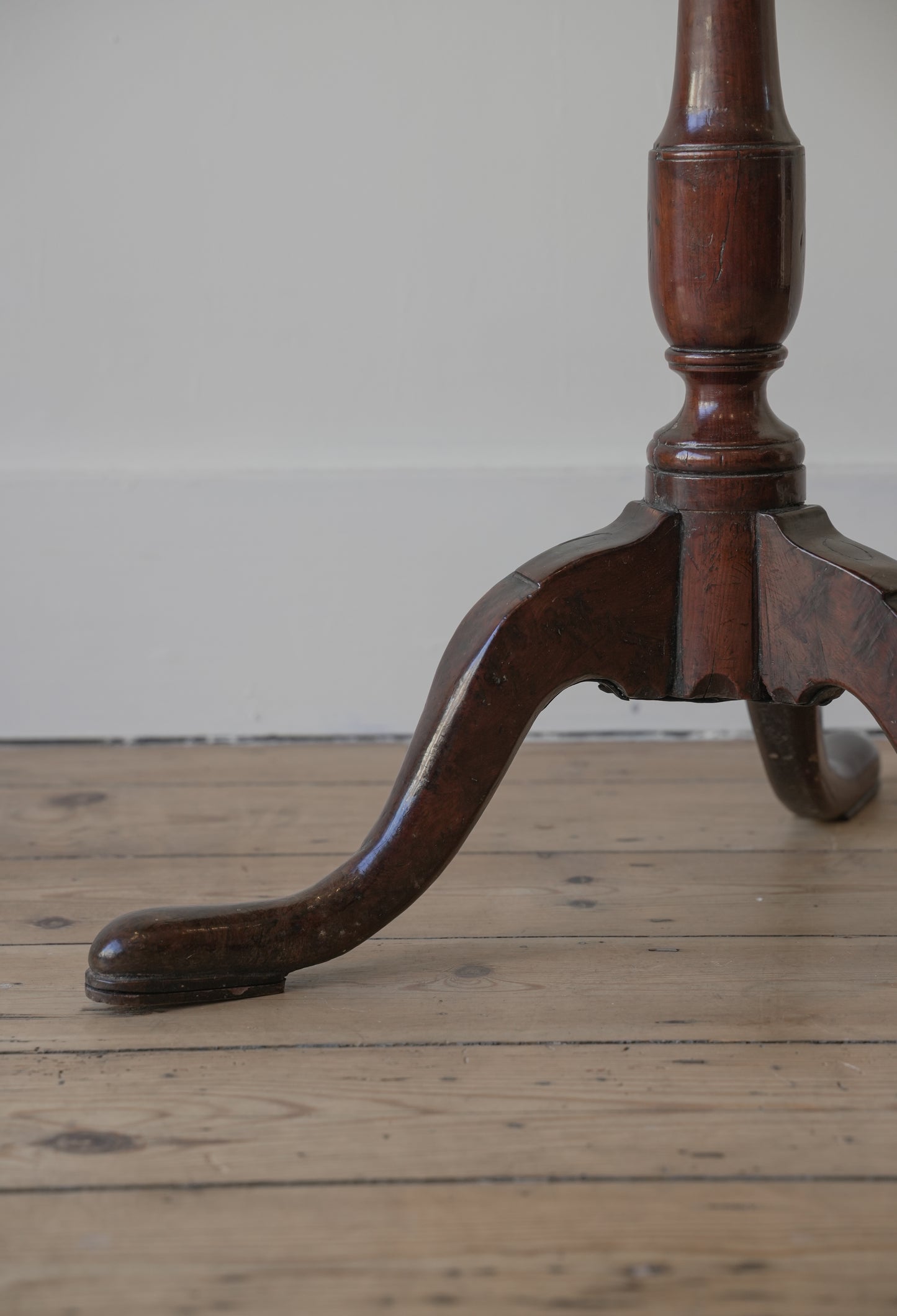 George II (18th Century) Burr Yew Tripod Table.